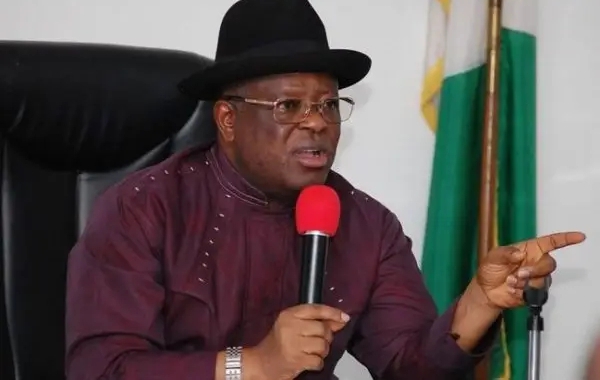 Umahi Threatens To Cancel Ten Niger Federal Road Contracts