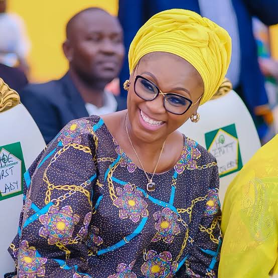 Ogun First Lady Gives Out Food And Money To Encourage Breastfeeding